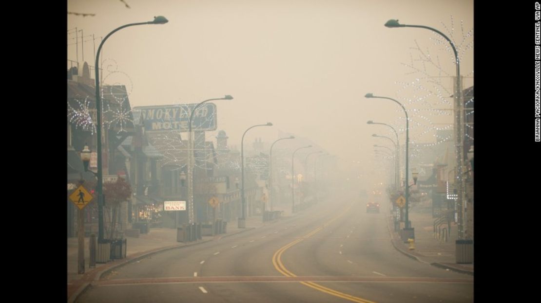 El espeso humo se cierne sobre Gatlinburg, Tennessee, durante el lunes noviembre 28.