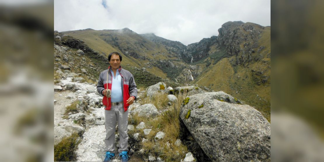 Saúl Lliuya en las montañas en las que trabaja como guía