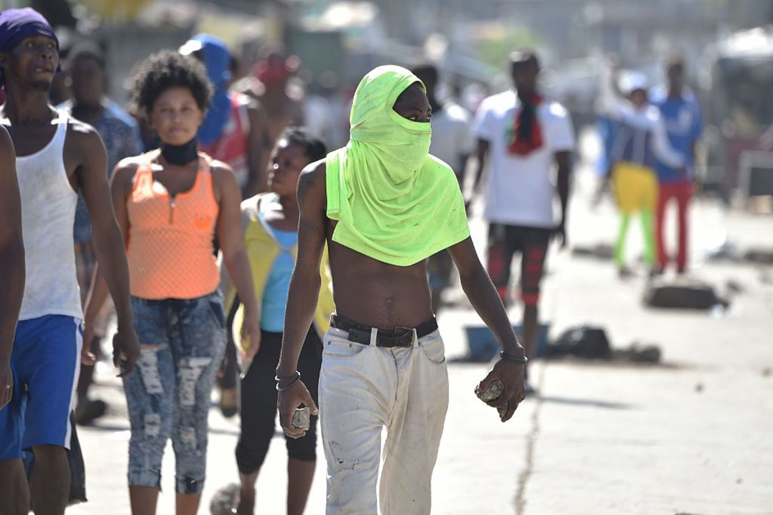 Seguidores de la candidata presidencial Maryse Narcisse protestan en las calles de Puerto Príncipe luego de conocer los resultados.