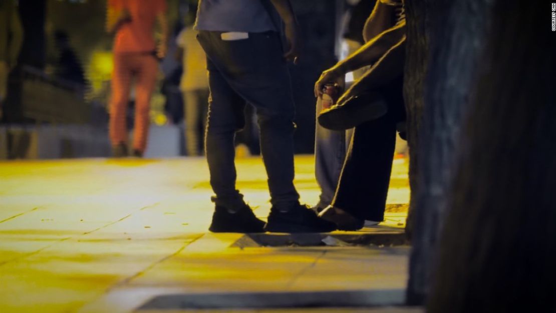 Un joven espera en la Plaza Victoria de Atenas.