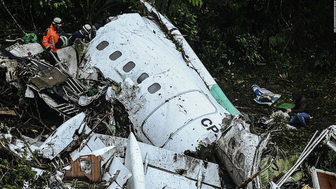 Los restos del avión en el que viajaban los miembros del club de fútbol Chapecoense.