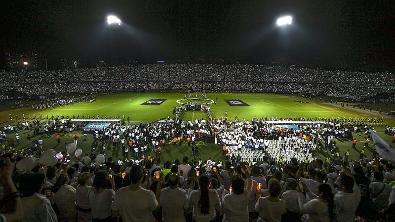 Así le rindió tibuto colombia al chapecoense en el atanasio girardot | cnn