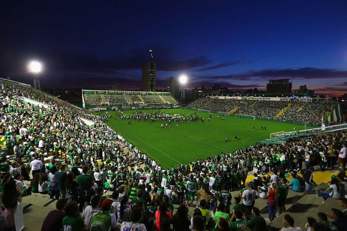 CNNE 355224 - fans pay tribute to brazilian football team chapecoense following fatal plane crash