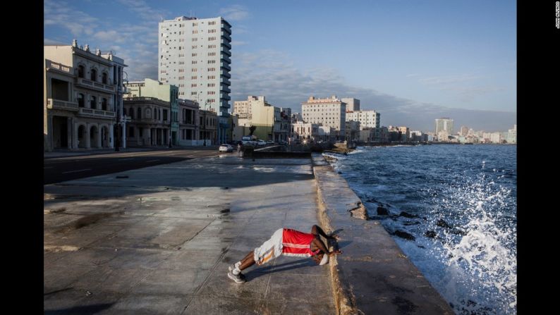 Ahmed Aguero hace ejercicio cada mañana en el famoso malecón de La Habana.