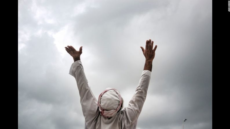 Un hombre cubano de 71 años llamado Muhammad Ali asiste a sus clases semanales de yoga en La Habana. Esta práctica le permite mantenerse en forma física así como fortalecer su espiritualidad, dice el fotógrafo.