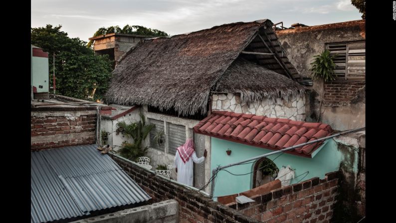 Un musulmán entra en la llamada mezquita de Camagüey. Es un lugar muy humilde de oración que fue construido en 2001 con las técnicas arquitectónicas tradicionales cubanas: el techo está cubierto con hojas de palma para proteger el interior del calor.