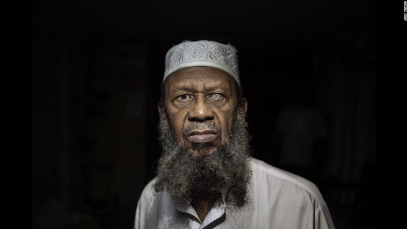 Hassan Abdul Gafur, uno de los pocos miles de musulmanes en Cuba, se convirtió al islam en 1994. El fotógrafo Joan Alvado dice que los musulmanes de Cuba son conversos. “Muchos de ellos eran cristianos o de cualquier otra religión, o incluso algunos de ellos eran ateos también”.