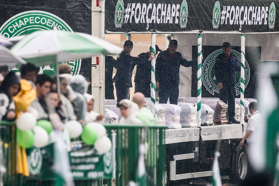 CNNE 356244 - fans pay tribute to brazilian football team chapecoense following fatal plane crash