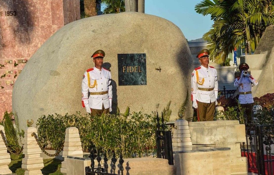 A guard of honour stays by the tomb of Cuban leader Fidel Castro at the Santa Ifigenia cemetery in Santiago de Cuba on December 4, 2016.
Fidel Castro's ashes were buried alongside national heroes in the cradle of his revolution on Sunday, as Cuba opens a new era without the communist leader who ruled the island for decades. / AFP / AIN / Marcelino VAZQUEZ