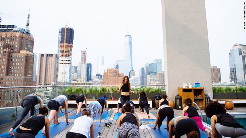 Esta es la vista del bajo Manhattan que tienen los que practican yoga en la terraza del hotel James, en Nueva York.