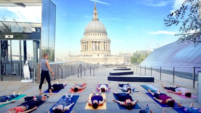 En la terraza del restaurante Madison, en el este de Londres, es posible hacer yoga mientras se tiene una vista privilegiada de la famosa Catedral de San Pablo.