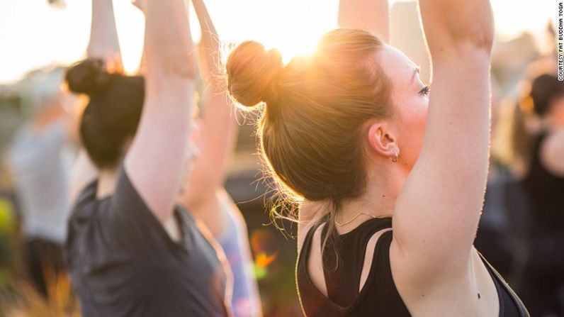 No se necesita ser experto en yoga para tomar las clases que se ofrecen en las terrazas de varios edificios alrededor del mundo.