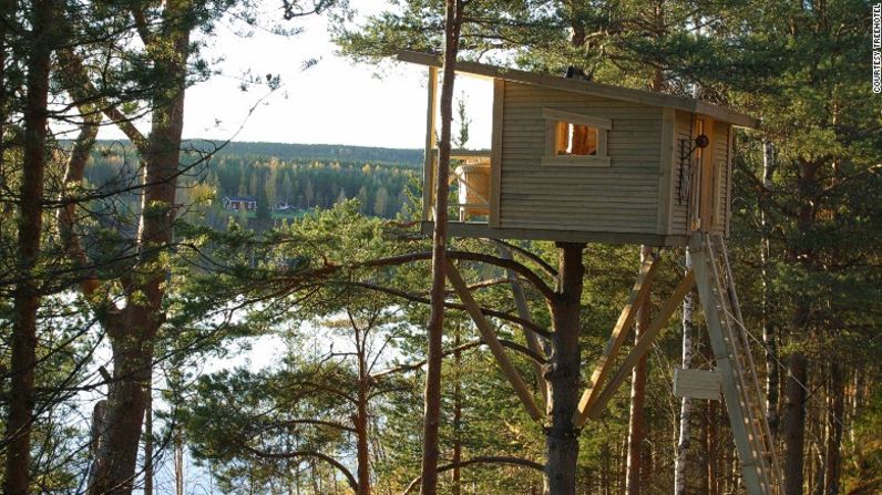 Las siete casas del hotel Treehotel, en el norte de Suecia, siguen diseños "eco-conscientes" y amigables con el planeta.