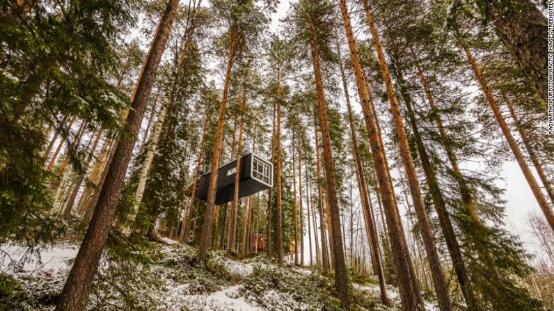 Esta casa en un árbol, prefabricada, se llama La Cabina y está en el norte de Suecia. Está tan alta que tiene una vista panorámica perfecta sobre el valle que la rodea.