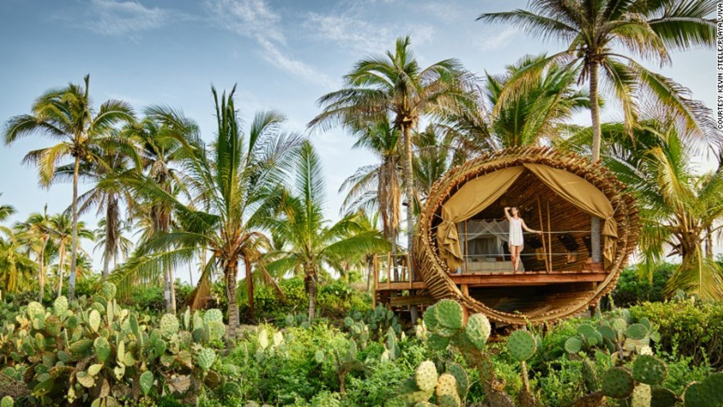 Las casas en los árboles más modernas combinan hoy la sostenibilidad y el lujo. Esta casa en el árbol cilíndrica está en Playa Viva, en Juluchuca (México) y está hecha de bambú sostenible.
