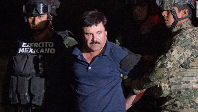 Enero 8: el narco Joaquín 'El Chapo' Guzmán es escoltado por soldados en un hangar militar en Ciudad de México. Miembros de la Naval mexicana capturaron a Guzmán en Los Mochis.