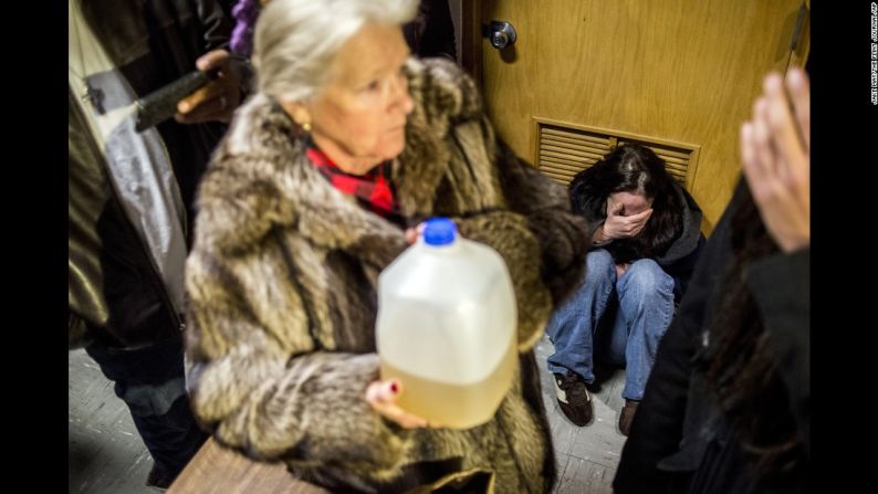 Enero 11: Andrew Watson, un residente de Flint, Michigan, cae al piso llorando a las afueras del Concejo de la Ciudad . El gobernador estaba haciendo una rueda de prensa sobre la crisis de agua de la ciudad.