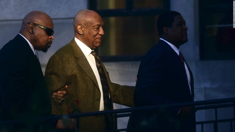 Febrero 2: el comediante Bill Cosby (segundo desde la izquierda) sale de una corte en Pensilvania después de una audiencia presidencial. Cosby enfrenta tres cargos por asalto sexual.