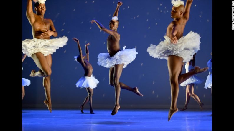 Febrero 2: bailarines ensayan para la producción El lago de los cisnes en Nueva York.