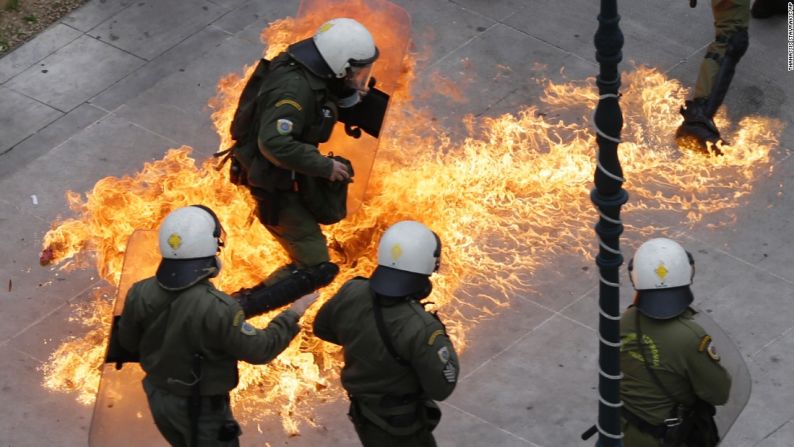 Febrero 4: disturbios en Atenas, Grecia. La policía intenta evitar las bombas molotov.