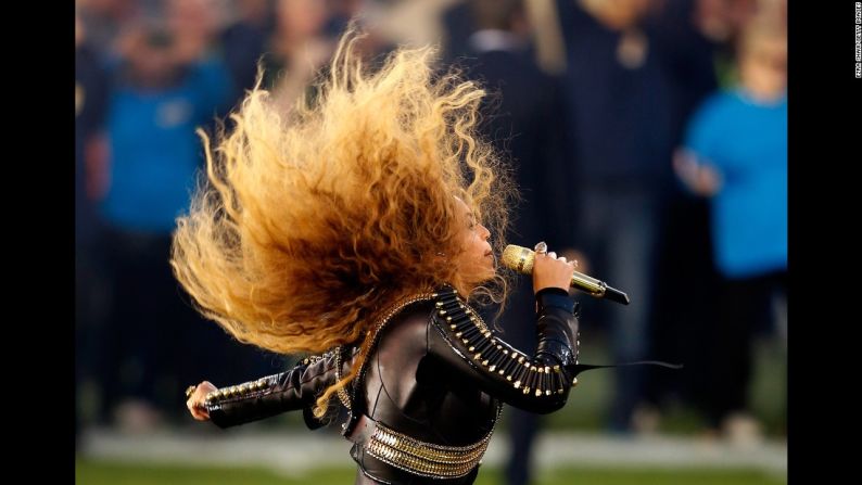 Febrero 7: Beyonce canta durante el Super Bowl número 50.