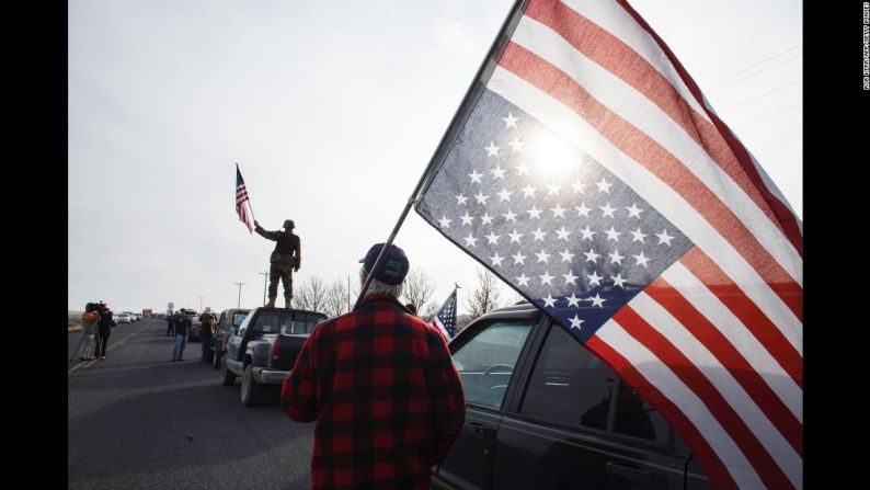 Febrero 11: las personas muestran su apoyo a un grupo de ocupantes del Malheur Wildlife Refuge, donde por 41 días manifestantes protestaron.