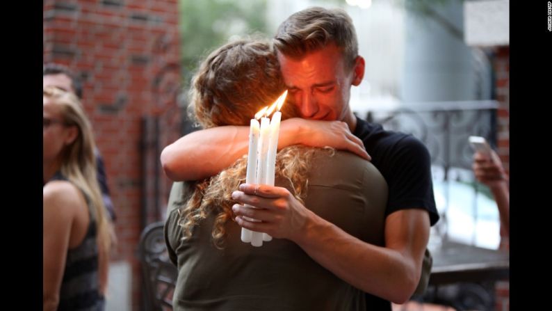 Junio 12: detalle de una vigilia por las víctimas del tiroteo en un club nocturno en Orlando, Florida. Al menos 49 personas fueron asesinadas en el que fue el tiroteo masivo más sangriento en la historia de Estados Unidos.