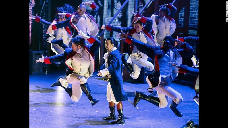 Junio 12: Lin-Manuel Miranda, creador y estrella del musical Hamilton, actúa durante los premios Tony. Este éxito de Broadway, acerca de la vida del fundador del país Alexander Hamilton, ganó once premios, uno menos que el récord impuesto por The Producers en el 2001.