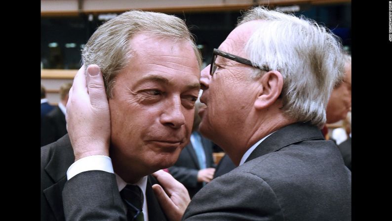 Junio 28: el presidente de la Unión Europea, Jean-Claude Juncker, le habla a Nigel Farage, líder del Partido de la Independencia del Reino Unido (UKIP), durante una reunión del Parlamento Europeo en Bruselas. Farage, el más notado arquitecto del Brexit, se regodeó en el Parlamento mientras otros miembros le dieron la espalda y lo abuchearon. Juncker le devolvió el fuego en su propio discurso: "Si estabas luchando por salirte de la Unión, y la gente decidió salirse, ¿por qué estás aquí?".