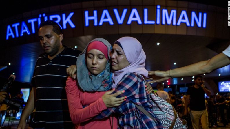 Junio 29: viajantes se abrazan a la salida del aeropuerto Ataturk de Estambul tras un ataque terrorista ocurrido allí. Tres terroristas armados con bombas y armas atacaron la terminal aérea, abriendo fuego y explotando tres dispositivos.