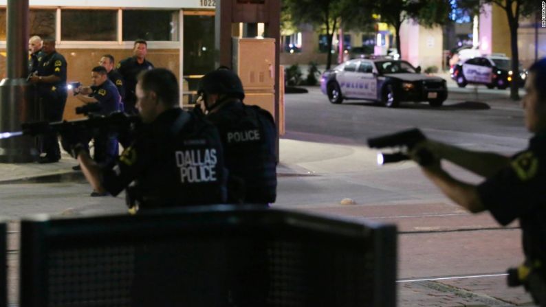 Julio 7: policías responden al fuego en el centro de Dallas. Cinco policías durante una protesta por acciones policiales en Luisiana y Minnesota. Otros siete oficiales y dos civiles resultaron heridos. El atacante fue dado de baja con un robot bomba.