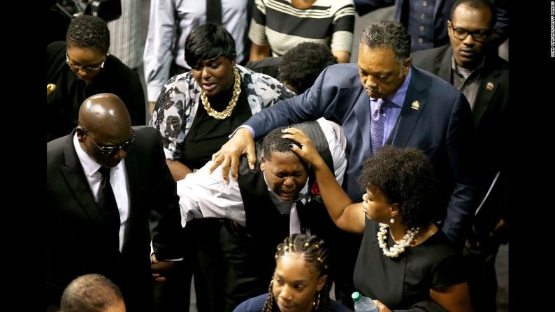 Julio 15: el reverendo Jesse Jackson consuela al hijo de Alton Sterling, Cameron, en el funeral de Sterling en Baton Rouge, Luisiana. Sterling, de 37 años, fue fatalmente asesinado por la policía en Baton Rouge el 5 de julio. Vigilias y homenajes se extendieron por todo el país después de que el video del asesinato fue compartido ampliamente en las redes sociales. Las autoridades federales siguen investigando lo ocurrido.