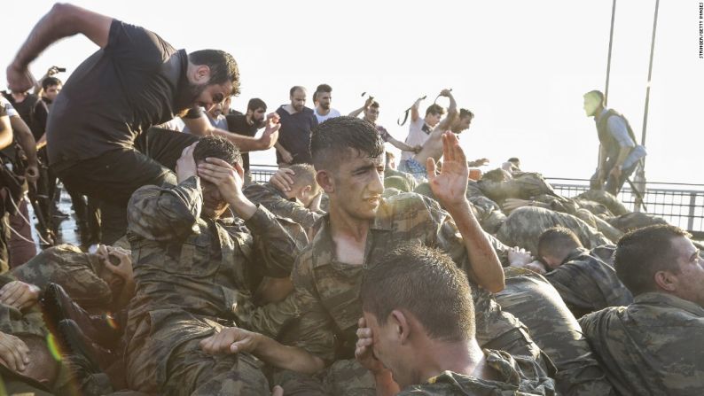 Julio 16: soldados turcos se rinden en el Puente del Bósforo, en Estambul, después de un fallido intento de golpe de estado. Al menos 246 personas murieron y más de 1.500 resultaron heridas tras la violencia que estalló la noche anterior. Miles de personas fueron detenidas y el país entró en estado de emergencia.