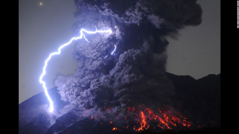 Julio 26: detalle de una tormenta en el monte Sakurajima tras la entrada en erupción del volcán en Tarumizu, Japón.