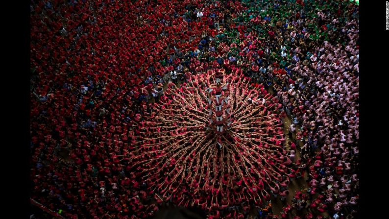 Octubre 2: varias personas forman una torre humana durante una competencia en Tarragona, España.