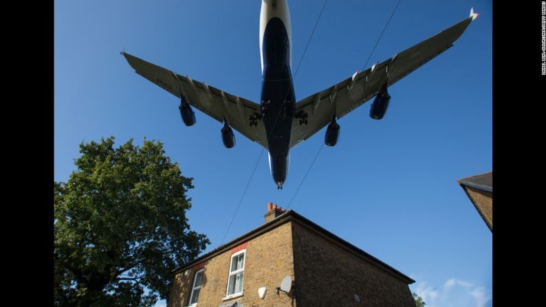 Octubre 17: un avión de pasajeros vuela sobre una casa, mientras se prepara para aterrizar en el aeropuerto Heathrow de Londres.