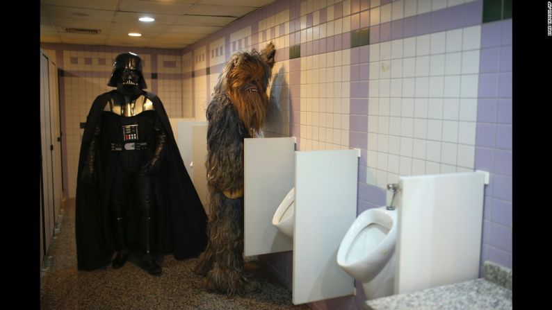 Octubre 17: fanáticos disfrazados de los personajes de ‘Star Wars’ Darth Vader y Chewbacca van al baño durante un festival de cine en Antalya, Turquía.