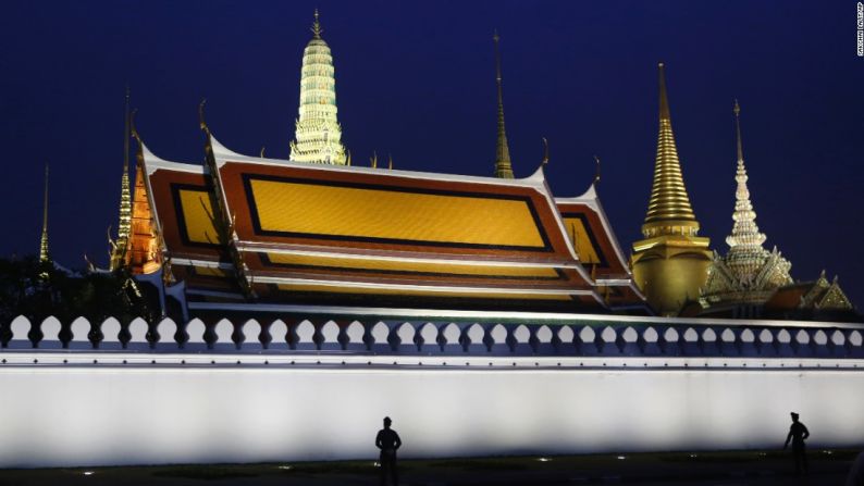 Octubre 18: la Policía monta guardia en el Gran Palacio de Bangkok, Tailandia, donde fue consagrado el cuerpo del rey Bhumibol Adulyadej. Su muerte fue anunciada el 13 de octubre: tenía 88 años.