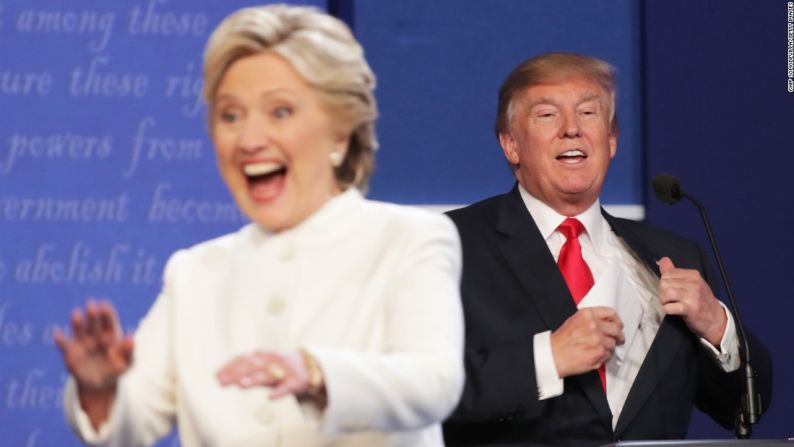 Octubre 19: la candidata democrática Hillary Clinton le hace gestos al público durante el final del debate presidencial en Las Vegas. No hubo apretón de manos entre ella y el aspirante republicano Donald Trump.