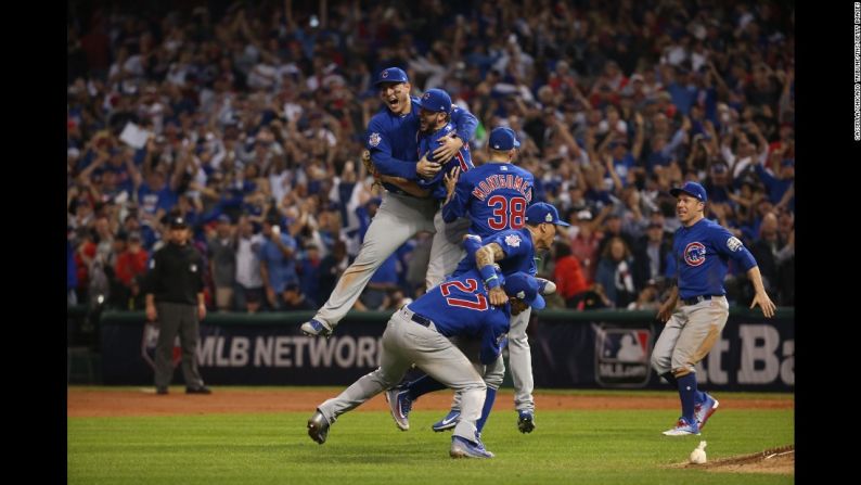 Noviembre 3: los Cubs de Chicago celebran después de ganar el Juego 7 de la Serie Mundial. El equipo derrotó a los Indians de Cleveland en 10 entradas y así dio por terminada la temporada más larga sin un título de campeonato en la historia deportiva de Estados Unidos: los Cubs no ganaban una serie mundial desde 1908.