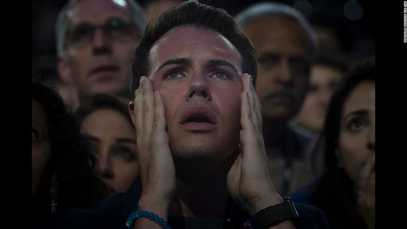 Noviembre 8: un hombre reacciona mientras mira los resultados de la elección presidencial de Estados Unidos en el Javits Center en la ciudad de Nueva York. Las esperanzas de los partidarios de Hillary Clinton fueron destrozadas después cuando candidato republicano Donald Trump resultó elegido como el presidente número 45 de este país.