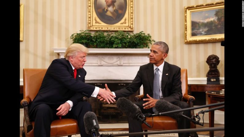 Noviembre 10: el presidente electo de Estados Unidos Donald Trump comparte un apretón de manos con el presidente Barack Obama durante una reunión en la Casa Blanca. “Mi prioridad número uno en los siguientes dos meses es tratar de facilitar una transición para que nuestro presidente electo tenga éxito”, aseguró Obama.