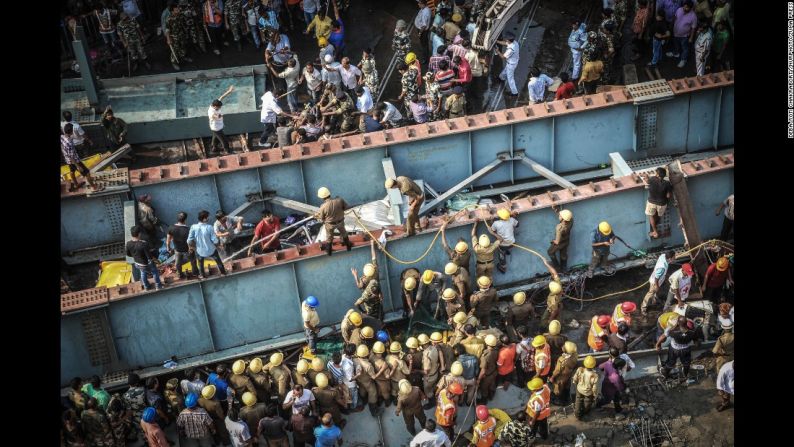 Marzo 31: trabajadores de rescate y voluntarios intentan liberar a personas atrapadas bajo un paso nivel que colapsó en Kolkata, India. Más de una docena de personas murieron y muchos más desaparecieron después de que el paso nivel, que estaba en construcción, se derrumbara en una zona congestionada de la ciudad.