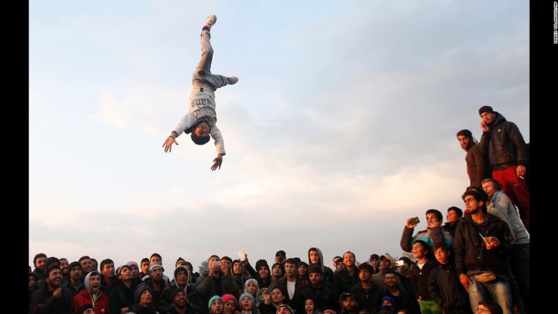 Marzo 27: los inmigrantes se reúnen para una fiesta en la estación fronteriza de Idomeni, Grecia.