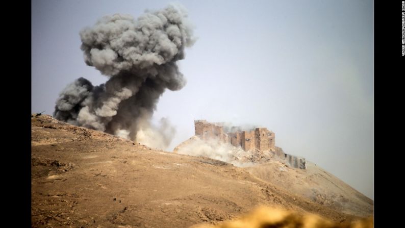 Marzo 25: El humo se levanta en Palmyra, Siria, donde el ejército sirio estaba luchando contra los militantes de ISIS. Las fuerzas sirias recuperaron la ciudad un par de días después. Había estado en manos de ISIS durante meses.