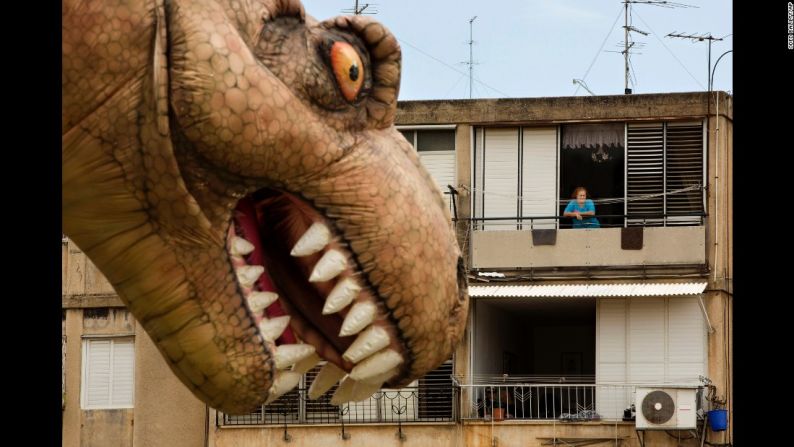 Marzo 24: un globo de dinosaurio flota sobre Petah Tikva, Israel, durante un desfile para la fiesta judía de Purim.