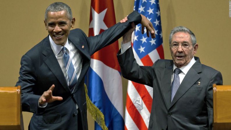 Marzo 21: el líder cubano Raúl Castro intenta levantar el brazo del presidente estadounidense Barack Obama al final de una rueda de prensa conjunta en La Habana, Cuba. Aunque ambos reconocieron profundos desacuerdos sobre derechos humanos, prisioneros políticos y reformas económicas, los dos líderes concordaron sobre el tema del embargo económico a Cuba, que ambos quieren levantar. Obama llegó a declarar que "el embargo va a terminar", aunque no podía decir cuándo.