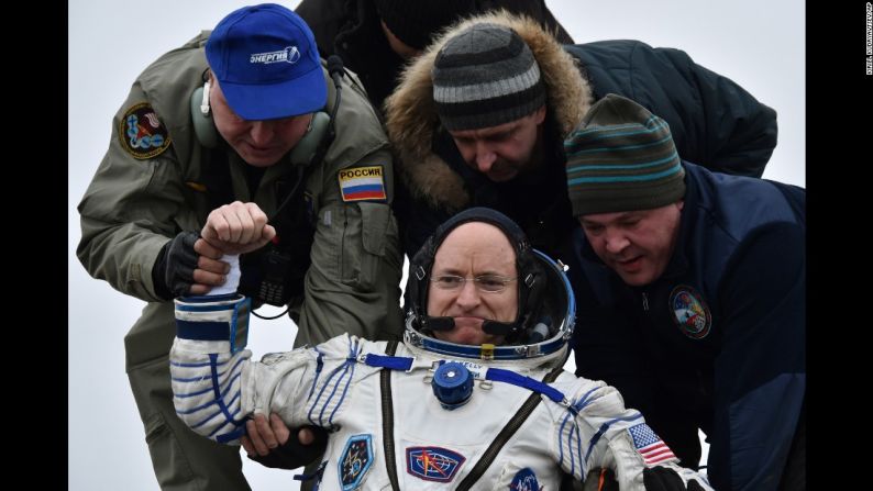 Marzo 2: el astronauta Scott Kelly de la NASA es ayudado a salir de la cápsula espacial Soyuz después de que él y dos compañeros rusos aterrizaran en el desierto de Kazajstán. Kelly pasó casi un año en la Estación Espacial Internacional.