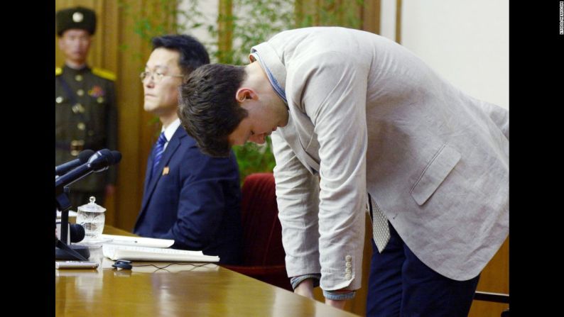 Febrero 29: Otto Frederick Warmbier, un estudiante universitario estadounidense detenido en Corea del Norte, se inclina durante una conferencia de prensa en Pyongyang, Corea del Norte. Warmbier fue acusado de intentar robar una pancarta política que colgaba de las paredes de su hotel de Pyongyang. En un video proporcionado a CNN, Warmbier fue visto sollozando y pidiendo perdón. Los padres de Warmbier pidieron al gobierno de Corea del Norte que aceptara sus disculpas y "considerara su juventud y realizara un importante gesto humanitario permitiéndole regresar con sus seres queridos". Pero en marzo, Warmbier fue sentenciado a 15 años de trabajo duro.