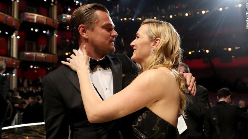 Febrero 28: Leonardo DiCaprio abraza a su amiga, y coestrella en el “Titanic" Kate Winslet, en los Premios de la Academia. DiCaprio ganó el Oscar a mejor actor - el primero de su carrera - por su papel en "The Revenant".